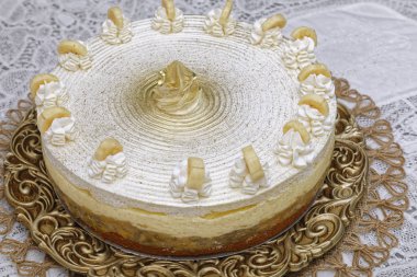 Beyaz arka planda krem şantili muzlu pasta.