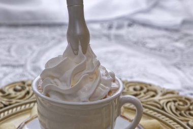 Kremalı kahve ve beyaz tabakta bisküvi. 