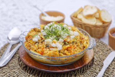 Beyaz ekmek dilimleri ve soslu sebze güveci.