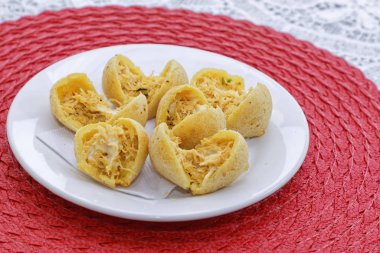 Tahta tabakta tavuk ve fırında peynirli çörekler. 