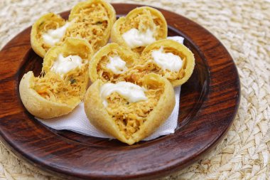 Tahta tabakta beyaz kremalı lezzetli peynirli çörekler.