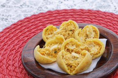 Tahta tabakta tavuk ve fırında peynirli çörekler. 