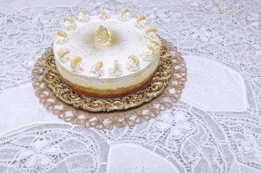 Beyaz arka planda krem şantili muzlu pasta.