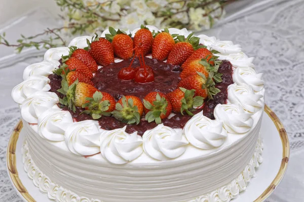 Close White Cream Cake Φράουλες Και Μαρμελάδα Κόκκινα Φρούτα — Φωτογραφία Αρχείου