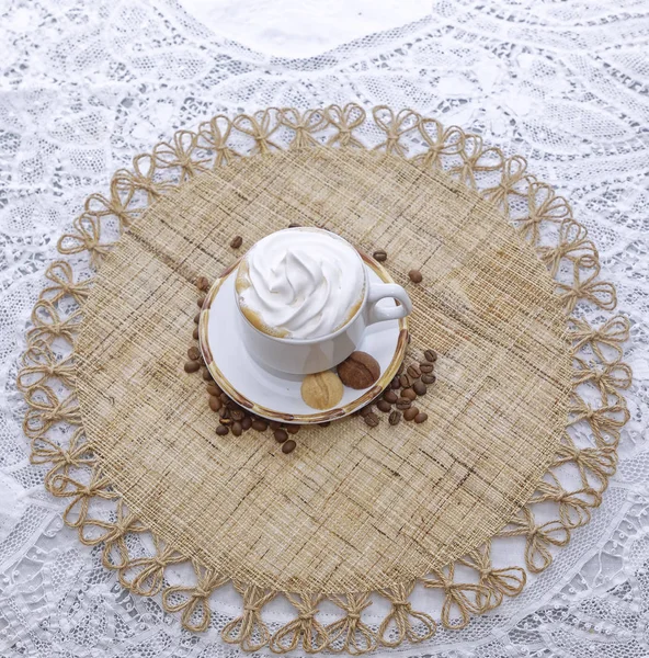 Taza Capuchino Con Crema Batida Galletas Plato Blanco Con Fondo — Foto de Stock