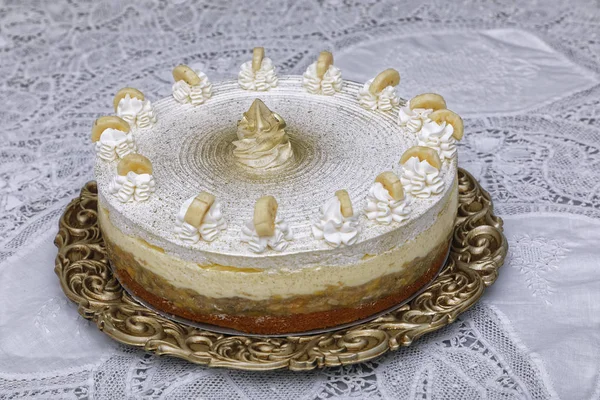 Torta Banana Bianca Con Fette Banana Decorata Con Panna Montata — Foto Stock