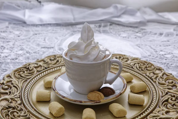 Koffie Met Slagroom Beker Wit Bord Met Koekjes — Stockfoto