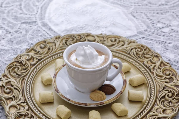 Koffie Latte Met Slagroom Koekjes Kopje Witte Plaat — Stockfoto