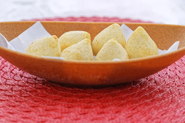 Bollos Oro Horno Con Queso Plato Madera —  Fotos de Stock