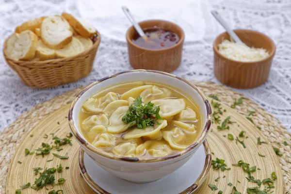 Tavuk etli hamur köftesi ve soslu ekmek dilimleri. 