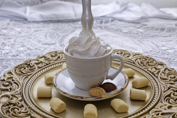 Koffie Met Slagroom Beker Wit Bord Met Koekjes — Stockfoto