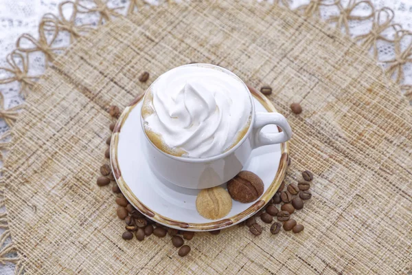 Csésze Cappuccino Tejszínhabbal Keksszel Fehér Tányéron Kávébab Háttérrel — Stock Fotó