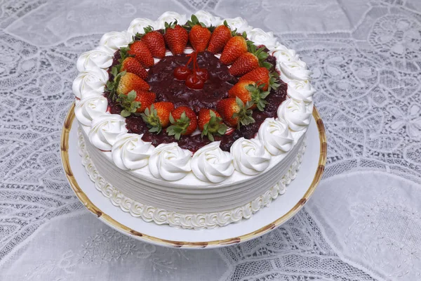 Close White Cream Cake Φράουλες Και Μαρμελάδα Κόκκινα Φρούτα — Φωτογραφία Αρχείου