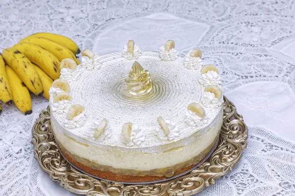 Torta Bianca Vicino Con Panna Montata Banane — Foto Stock