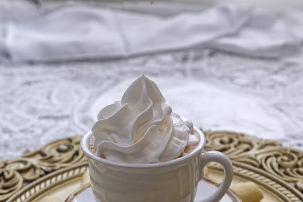 Καφέ Latte Σαντιγί Και Μπισκότα Φλιτζάνι Λευκό Πιάτο — Φωτογραφία Αρχείου