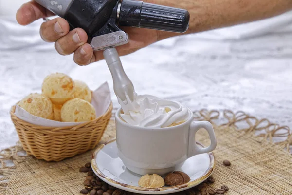 Mannelijke Hand Zetten Slagroom Kopje Hete Cappuccino Met Mand Van — Stockfoto