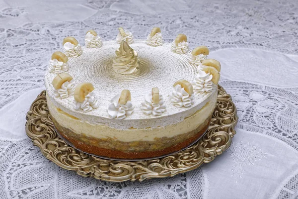 Torta Banane Con Panna Montata Decorata Fette Banana Sfondo Bianco — Foto Stock