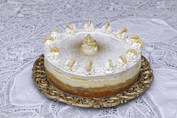 Torta Banana Bianca Con Fette Banana Decorata Con Panna Montata — Foto Stock