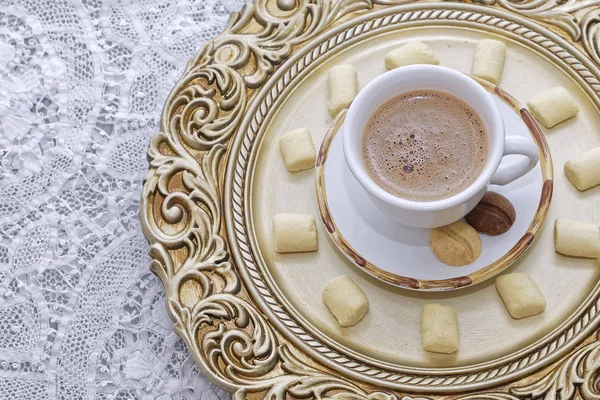 Hete Kop Koffie Witte Gouden Borden Met Koekjes — Stockfoto