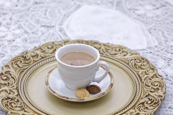 Färsk Kaffekopp Med Läckra Kex Vit Och Gyllene Tallrik — Stockfoto