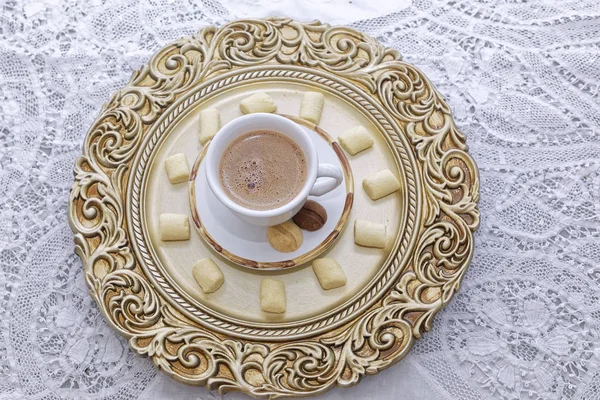 Hete Kop Koffie Witte Gouden Borden Met Koekjes — Stockfoto