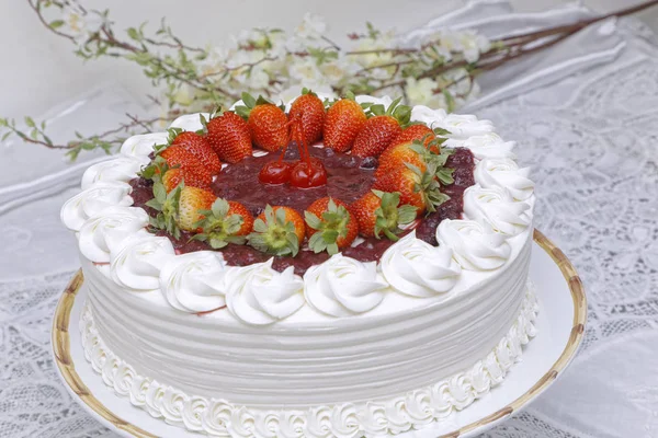 Close Bolo Creme Branco Com Morangos Geléia Frutas Vermelhas — Fotografia de Stock