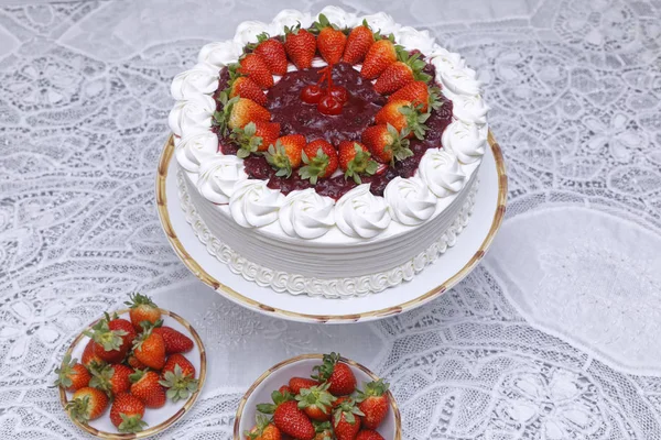 Κέικ Σαντιγί Φράουλες Λευκά Πιάτα — Φωτογραφία Αρχείου