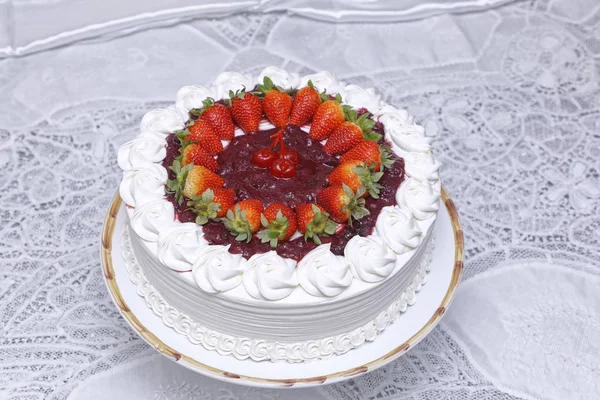 Close White Cream Cake Φράουλες Και Μαρμελάδα Κόκκινα Φρούτα — Φωτογραφία Αρχείου