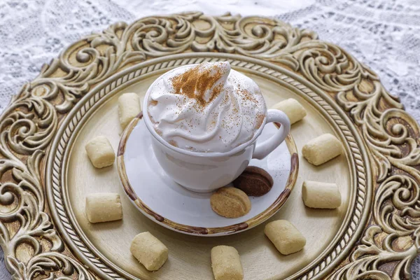 Caffè Con Panna Montata Tazza Piatto Bianco Con Biscotti — Foto Stock