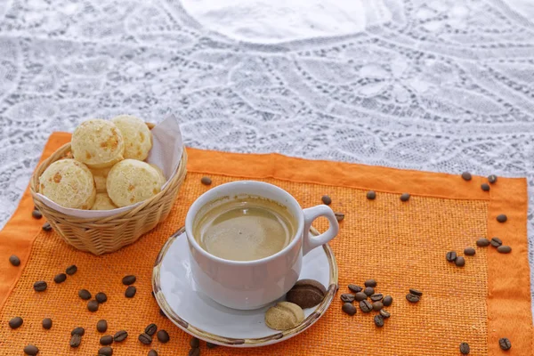 Kopje Warme Koffie Met Kaas Broodjes Mand Keukentafel Achtergrond — Stockfoto