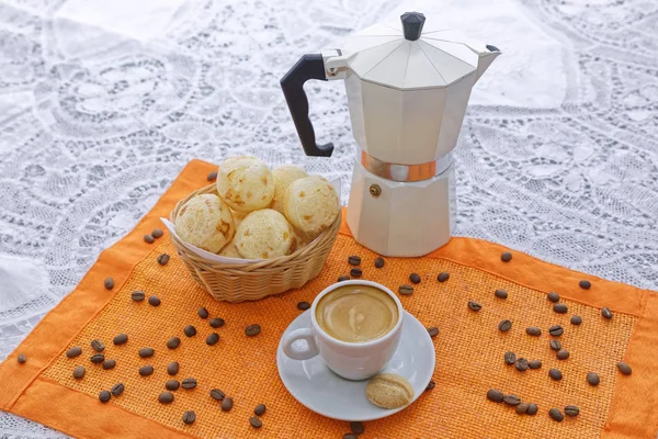 Versgebakken Kaasbroodjes Met Kop Sterke Koffie Koffiewaterkoker Sinaasappelservet Met Koffiebonen — Stockfoto