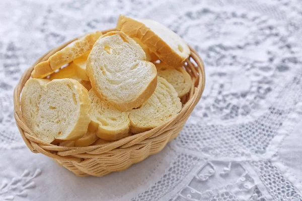 Vimini Cesto Legno Con Pane Bianco Affettato Sfondo Tavolo Cucina — Foto Stock