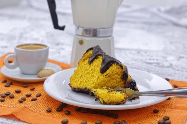 Fatia Bolo Limão Com Xícara Cappuccino Chaleira Café Guardanapo Laranja — Fotografia de Stock