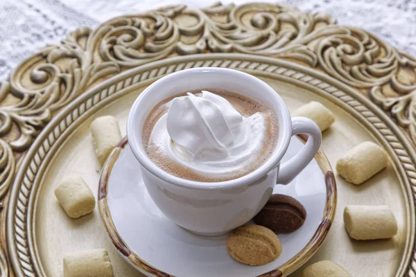 Koffie Latte Met Slagroom Koekjes Kopje Witte Plaat — Stockfoto