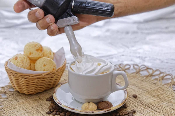 Mannelijke Hand Zetten Slagroom Kopje Hete Cappuccino Met Mand Van — Stockfoto