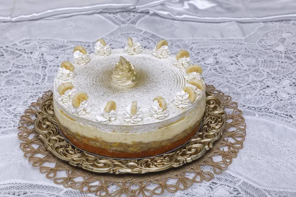 Torta Banane Con Panna Montata Decorata Fette Banana Sfondo Bianco — Foto Stock