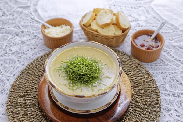 Овощной Суп Ломтиками Белого Хлеба Плетеной Корзине Соусами — стоковое фото