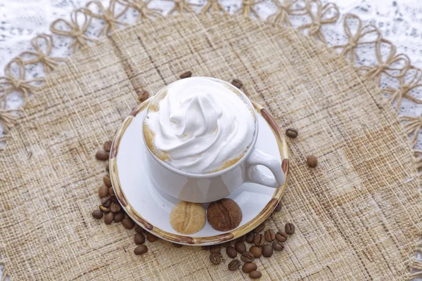 Kopje Cappuccino Met Slagroom Koekjes Witte Plaat Met Koffiebonen Achtergrond — Stockfoto