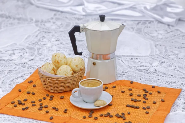 Versgebakken Kaasbroodjes Met Kop Sterke Koffie Koffiewaterkoker Sinaasappelservet Met Koffiebonen — Stockfoto