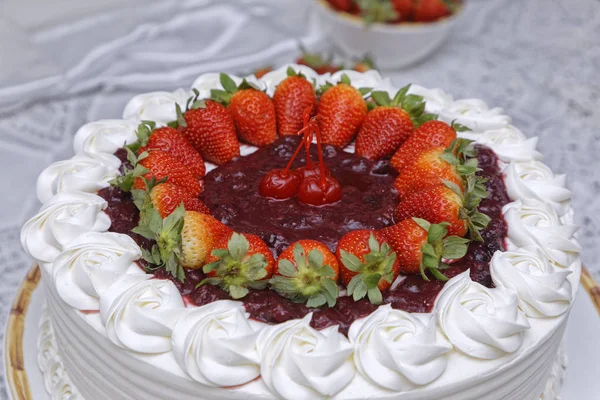 White Whipped Cream Pie Strawberries White Plate — Stock Photo, Image