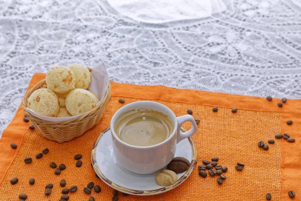 Kopje Warme Koffie Met Kaas Broodjes Mand Keukentafel Achtergrond — Stockfoto