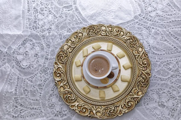 Caffè Nero Con Biscotti Piatto Bianco Dorato — Foto Stock