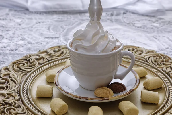 Caffelatte Con Panna Montata Biscotti Tazza Piatto Bianco — Foto Stock