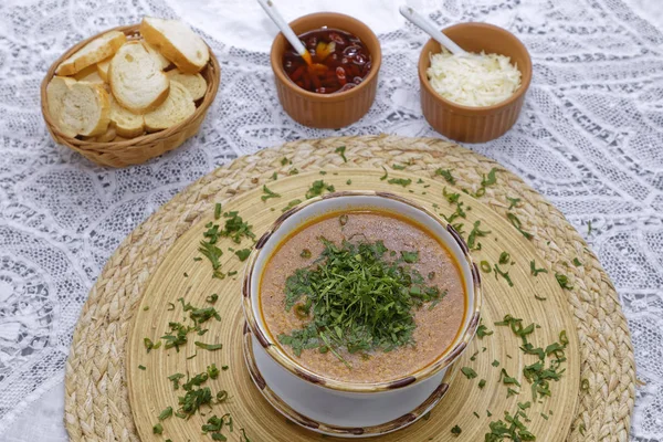 小扁豆汤 配香料 配一篮子面包和酱汁 — 图库照片