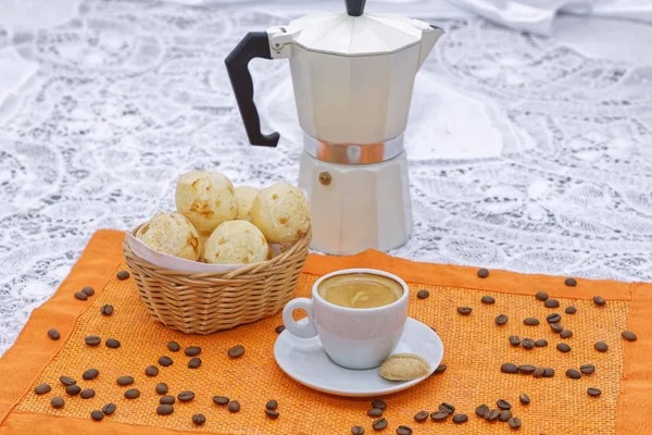 Kaasbroodjes Mand Met Sterke Koffiekop Koffiewaterkoker Sinaasappelservet Met Koffiebonen — Stockfoto