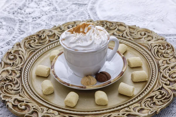 Café Com Chantilly Xícara Placa Branca Com Biscoitos — Fotografia de Stock