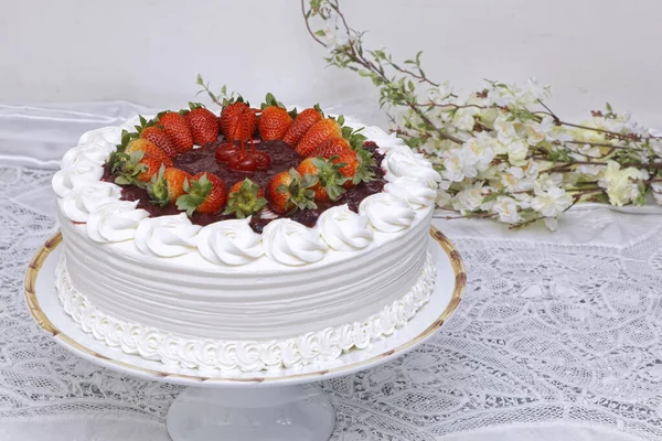 用草莓和红果果酱把奶油蛋糕包好 — 图库照片