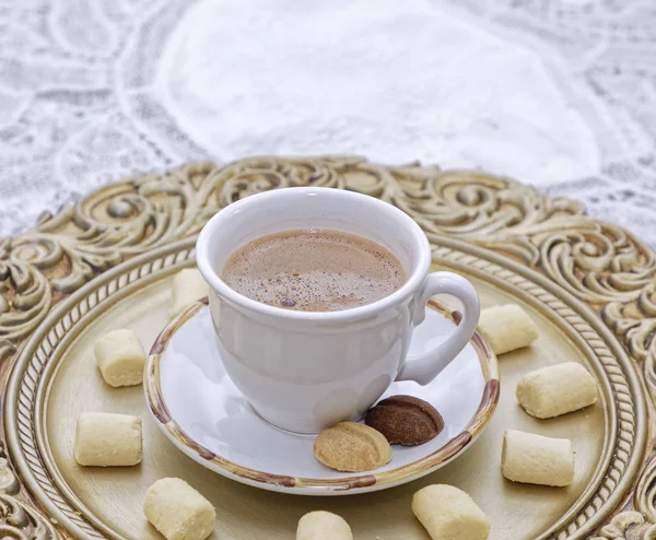 Verse Koffiebeker Met Heerlijke Koekjes Witte Gouden Bord — Stockfoto