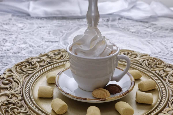 Koffie Met Slagroom Beker Wit Bord Met Koekjes — Stockfoto