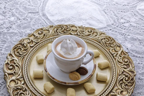 Koffie Latte Met Slagroom Koekjes Kopje Witte Plaat — Stockfoto